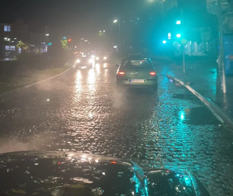 Проливен дъжд се изсипва в продължение на часове над Севлиево