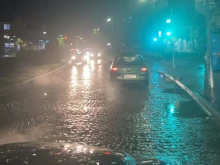 Проливен дъжд се изсипва в продължение на часове над Севлиево