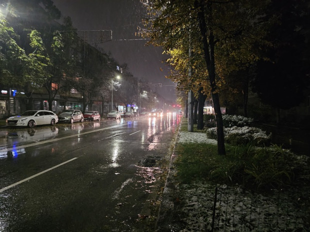 </TD
>Слаб сняг вали в Благоевград, предаде репортер на Фокус. Към