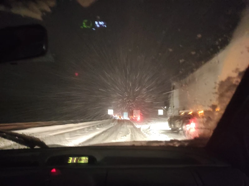 Десетки автомобили се оказаха блокирани на АМ "Струма" заради снеговалежите