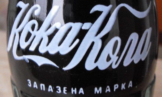 За първи път търговската марка на "Кока-Кола" се превежда на кирилица