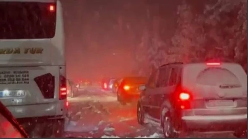 Кошмарът на "Тракия" няма край: Десетки шофьори са блокирани, магистралата е затворена