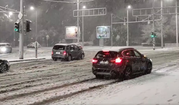 TD Първият сняг за зима 2023 2024 в Пловдив усложни пътната обстановка