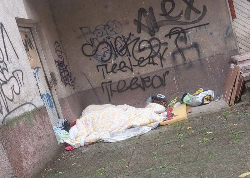 Мъж и жена бедстват на улицата в Пловдив
