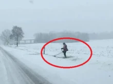 Въпрос с повишена трудност: Какво прави този човек с косачка в снега?