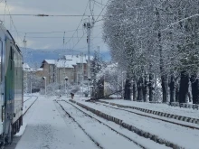Сигнал до "Фокус": Пътниците от бързия влак София-Бургас са блокирани втори час на гара Костенец