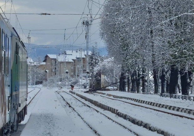 Сигнал до Фокус: Бързият влак София-Бургас е на гара Костенец