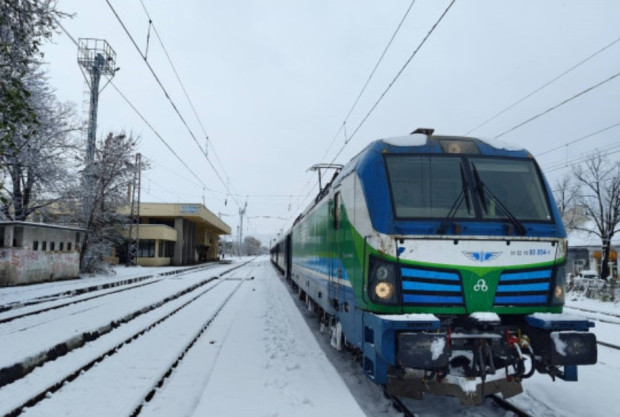 Бързият влак София-Бургас е потеглил от гара Костенец след повече
