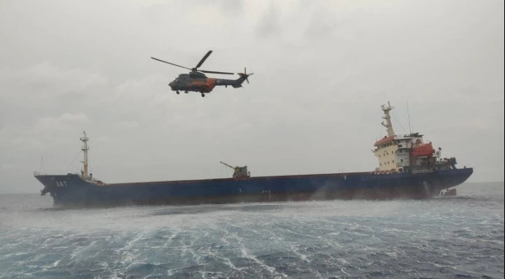 Заради силния вятър: Кораб с 14 души на борда потъна край Лесбос