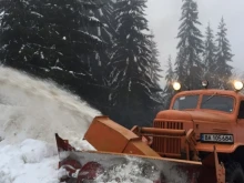 Роторни снегорини чистят пътищата в Разградско