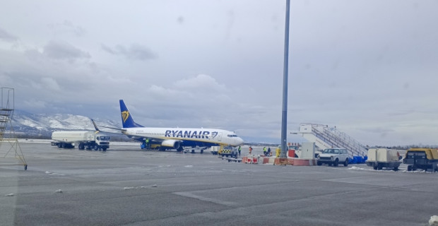</TD
>Въпреки усложнената метеорологична обстановка на Летище Пловдив, полетното разписание се