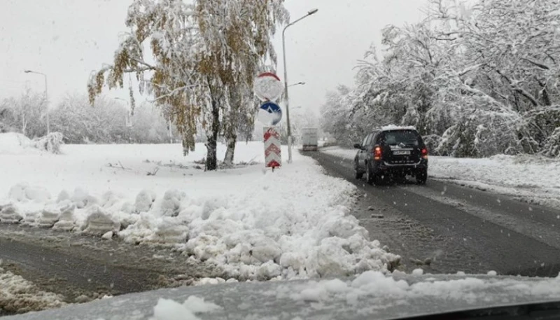 Заради лошото време: Евакуираха хора, сред тях и деца