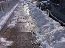 Снегът падна, наше задължение е да почистим тротоарите пред входа, в противен случай ни чака глоба