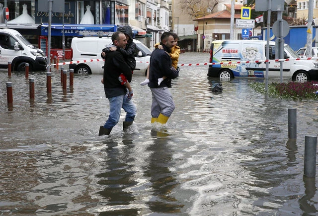 Бури и порои парализираха Турция: Морето наводни няколко района