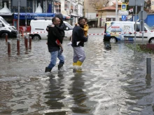 Бури и порои парализираха Турция: Морето наводни няколко района
