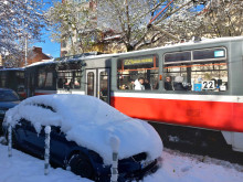 Спирките на градския транспорт в София са привидно почистени, така че се налага да минеш през огромна преспа, за да влезеш в превозното средство