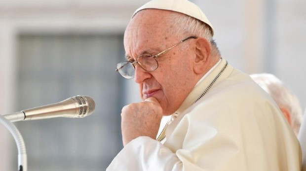 Папа Франциск има пневмония и не се появи днес на