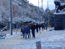 Останете си у вас, лед скова тротоарите в София: Столична община не почисти дори суперцентъра