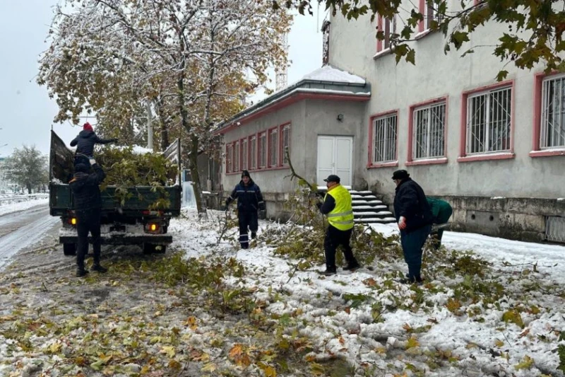 Продължава работата по почистването на снега в Русе, обработват се улици от второстепенната пътна мрежа