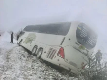 Снежен Армагедон в Одеса: Автобусът София-Измаил е паднал в канавка край с. Орловка