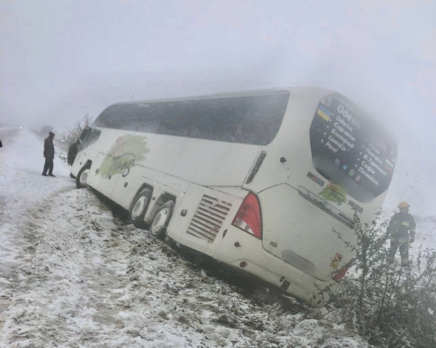 Автобусът от София към Измаил е паднал в канавка край