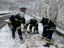 Полицията и пожарната в Сливенско в борбата със снега
