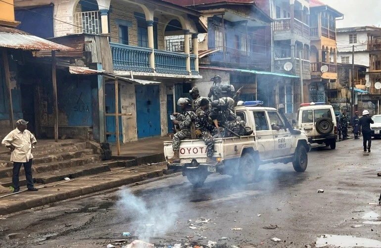 Полицейски час в Сиера Леоне: Въоръжени щурмуваха казарми и затвори