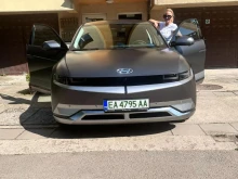Откраднаха скъпата електричка на певицата Юнона пред очите й