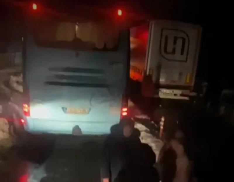Десет автобуса са блокирани край Поликраище