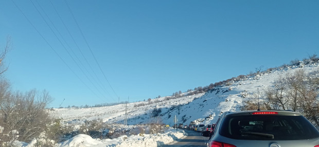 Завъртени автомобили затрудняват преминаването през Присовските завои които са входът