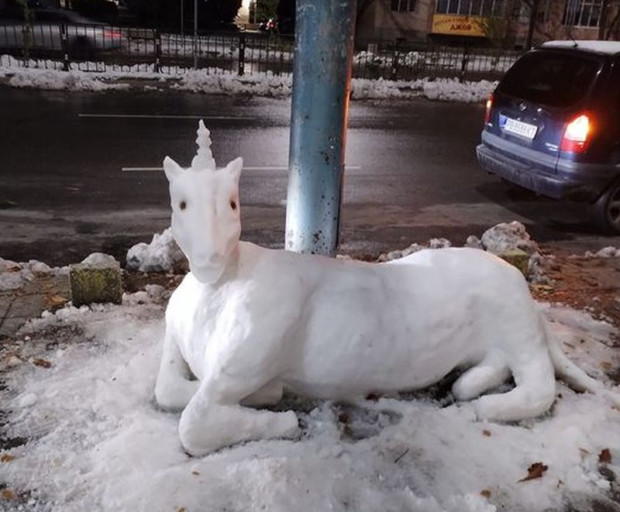 TD Забавна снимка на еднорог от сняг се върти в социалната