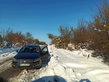 Пътят Русе - Цар Калоян е ледена пързалка, шофьори търсят помощ