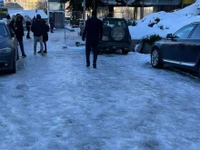 Ледена пързалка в центъра на София, опасно е за преминаване