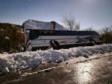 Автобус с работници падна върху къща във Врачанско