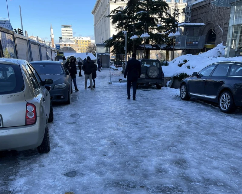 Внимание, пешеходци! Ледена пързалка пред най-натоварената метростанция в София