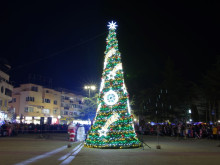 На 8 декември ще бъдат запалени светлините на Коледната елха в центъра на Казанлък