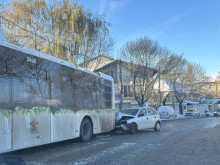 Автомобил се заби в автобус на градския транспорт в квартал "Симеоново"