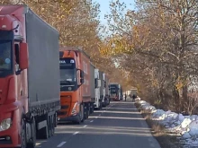 Tежкотоварни автомобили са блокирани над 2 часа, а пътят е сух