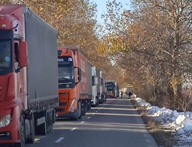 Tежкотоварни автомобили са блокирани по пътя от Видин към Козлодуй