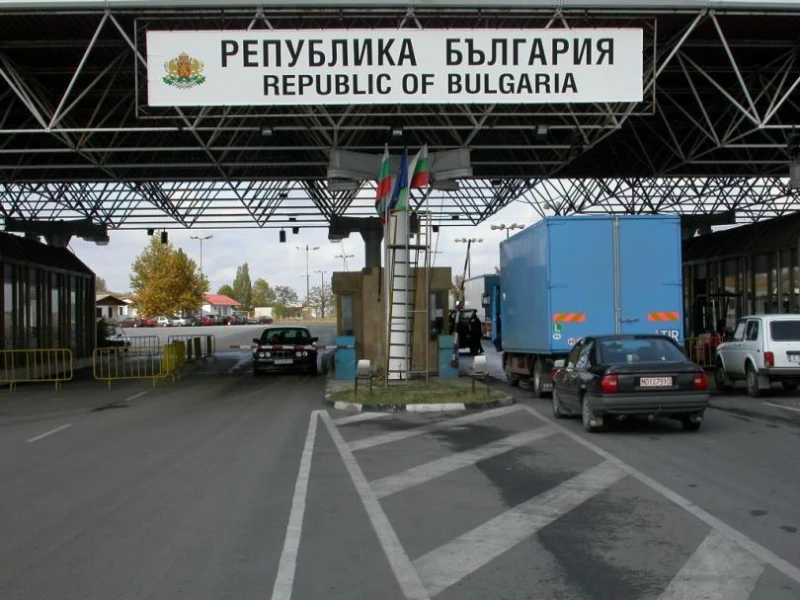 Обстановката на границата с Румъния остава сложна: Затворени пунктове и километрични опашки