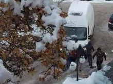 Поредните зимни неволи в София: Група мъже бутат закъсал на улицата бус 