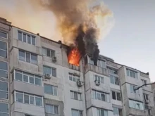 Страшен пожар пламна в блок във Варна, има и починал