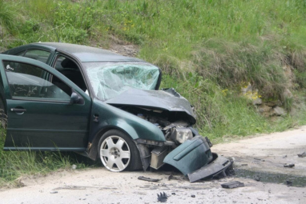 Заради несъобразена скорост: Шофьор катастрофира в заведение и попадна в болница