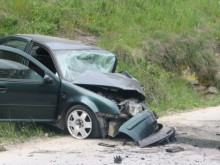 Заради несъобразена скорост: Шофьор катастрофира в заведение и попадна в болница