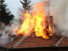 Жена е с опасност за живота след голям пожар в Ботевград