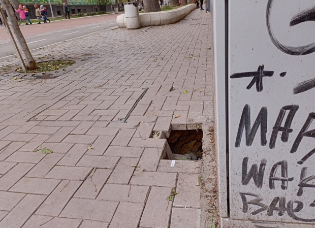 Опасна дупка се отвори край важно училище във Варна видя