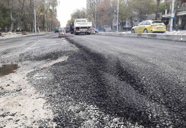 </TD
>Започна асфалтирането на булевард Дунав в участъка между Карловско шосе и