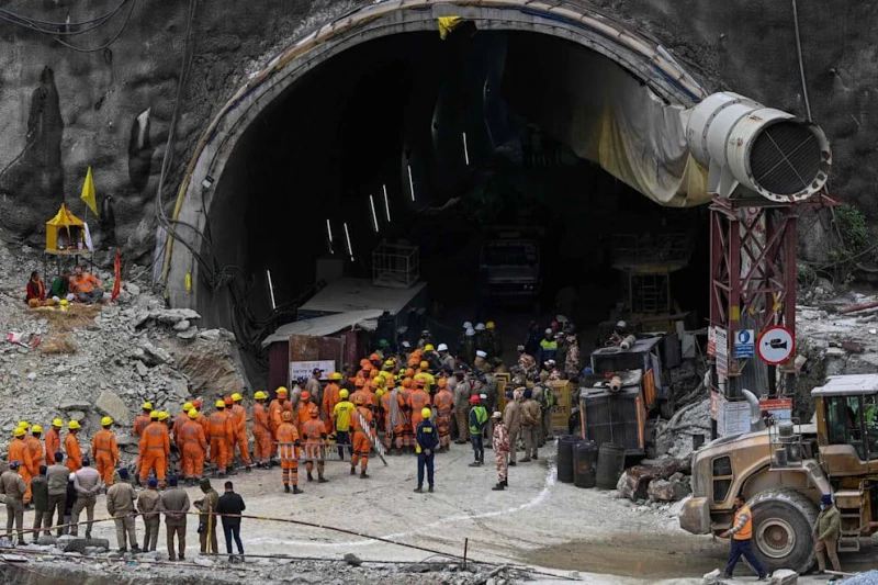 Спасители в Индия достигнаха до работниците, блокирани в тунел в продължение на 17 дни