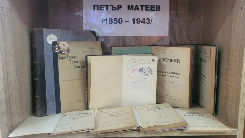 Специален кът , посветен на Петър Матеев бе разкрит в котленската библиотека