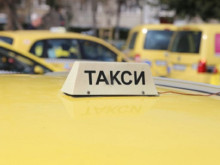 Таксиметров шофьор гърми с пистолет пред деца
